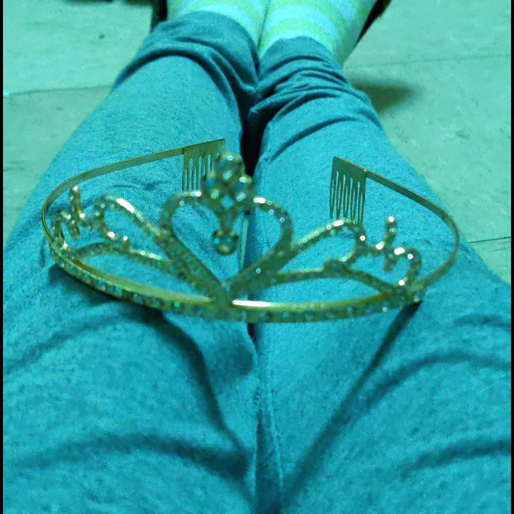 A tiara - Picture 1 of 2